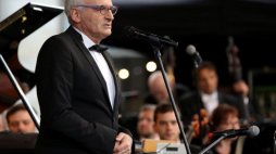 Krzesimir Dębski podczas koncertu Sinfonii Varsovii pod jego kierownictwem w ramach festiwalu "Sinfonia Varsovia Swojemu Miastu". 06.2017. Fot. PAP/T. Gzell 