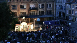 XIII Międzynarodowy Festiwal Teatrów Plenerowych i Ulicznych FETA 2009 w Gdańsku: spektakl "The Station" w wykonaniu brytyjskiego teatru Bash Street Theatre. Fot. PAP/A. Warżawa 