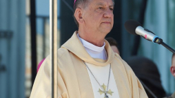 Biskup polowy WP Józef Guzdek przewodniczy mszy polowej odprawionej przed pomnikiem Powstania Warszawskiego na pl. Krasińskich podczas obchodów 73. rocznicy wybuchu powstania warszawskiego. Fot. PAP/R. Pietruszka 