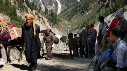 Hinduscy pielgrzymi w drodze do groty w Amarnath. Fot. PAP/EPA