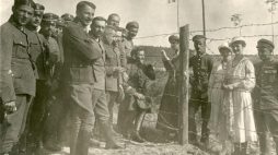 Odwiedziny rodzin w obozie internowanych oficerów legionowych. Od lewej: I rząd – mjr Kazimierz Fabrycy, ppor. Zygmunt Sulistrowski (trzeci), mjr Mieczysław Trojanowski „Ryś”, ks. Henryk Ciepichałł (siódmy); II rząd – ppor. Antoni Paczesny, por. Zdzisław Przyjałkowski „Mirski”, kpt. Czesław Jarnuszkiewicz, kpt. Stanisław Rouppert (szósty). Beniaminów. Lato 1917 r. Źródło: CAW