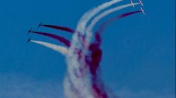 Pokaz zespołu Biało-Czerwone Iskry na lotnisku Sadków w Radomiu podczas Air Show 2013. Fot. PAP/M. Walczak 
