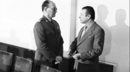 Wojciech Jaruzelski (L) i Czesław Kiszczak podczas X Plenum KC PZPR. Warszawa, 10.1982. Fot. PAP/J. Morek 