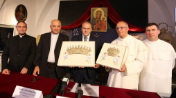 Od lewej: Don Serafino Parisi, Don Bernardino Mongelluzzi, Michele Affidato, o. Marian Waligóra, o. Mariusz Tabulski podczas prezentacji koron na Cudowny Obraz Matki Bożej Częstochowskiej. Fot. PAP/W. Deska 