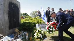 Podsekretarz stanu w Kancelarii Prezydenta RP Wojciech Kolarski (P) podczas uroczystości. Uroczystości przy pomniku ku czci pomordowanych Żydów. Jedwabne (woj. podlaskie), 10.07.2017. Fot. PAP/A. Reszko