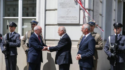 Minister obrony narodowej Antoni Macierewicz (L), syn Juliana Kulskiego - Antoni Kulski (C) i prezes Citi Handlowego Sławomir Sikora (P) podczas uroczystości odsłonięcia tablicy pamiątkowej poświęconej Julianowi S. Kulskiemu. Fot. PAP/R. Guz 