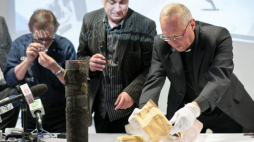  Proboszcz parafii katedralnej w Gorzowie Wielkopolskim Zbigniew Kobus (P) otwiera, 14 bm. "kapsułę czasu" znalezioną podczas pożaru wieży katedry w Gorzowie Wielkopolskim. Wielkopolskim. Obok pracownicy muzeum gorzowskiego Błażej Skaziński (C) i Tadeusz Szczurek (L).  Gorzów Wielkopolski, 14.07.2017.PAP/L. Muszyński 