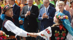 Marszałek Senatu Stanisław Karczewski (3P), przewodnicząca Związku Polaków na Białorusi Andżelika Borys (P) i prezes Stowarzyszenia „Wspólnota Polska” Dariusz Bonisławski (C) po konferencji prasowej inaugurującej akcję "Lato z Polską" przed Domem Polonii w Warszawie. Fot. PAP/R. Pietruszka 