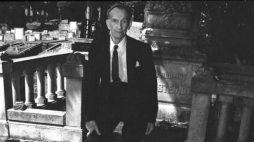 Jan Karski zwiedza największy w Europie cmentarz żydowski, przy ul. Brackiej w Łodzi. 1996 r. Fot. PAP/CAF/C. Pecold