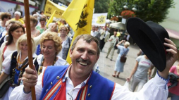 Kaszubi w regionalnych strojach kaszubskich. Fot. PAP/A. Warżawa