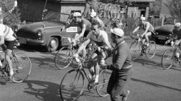 W XIII Wyścigu Pokoju polska drużyna zajęła III miejsce. Nz. Polak Jan Kudra dostaje paczkę w punkcie żywieniowym 17 km przed metą. Fot. PAP/CAF