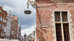 Kopia latarni z drugiej połowy XVIII wieku odsłonięta na fasadzie Ratusza Głównego Miasta w Gdańsku. Gdańsk, 04.07.2017Fot. PAP/A. Warżawa