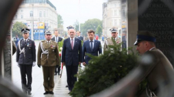 Minister obrony Antoni Macierewicz (C), dowódca Garnizonu Warszawa gen. bryg. Robert Głąb (L), dowódca Generalny Rodzajów Sił Zbrojnych gen. dyw. Jarosław Mika (P), szef Sztabu Generalnego WP gen. Leszek Surawski (2L), wiceszef MON Michał Dworczyk (2P) podczas obchodów Narodowego Dnia Pamięci Ofiar Ludobójstwa dokonanego przez ukraińskich nacjonalistów na obywatelach II RP przed Grobem Nieznanego Żołnierza. Fot. PAP/L. Szymański 