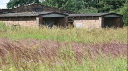Poobozowy budynek tzw. małych ziemniaczarek na terenie przy byłym niemieckim obozie Auschwitz II-Birkenau. Fot. PAP/J. Bednarczyk