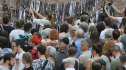 Marsz Pamięci 2015 upamiętniający 73. rocznicę rozpoczęcia przez Niemców akcji likwidacyjnej getta warszawskiego przeszedł sprzed pomnika Umschlagplatz (na zdj.) pod ocalały fragment muru getta przy ul. Siennej - z wstążek z imionami żydowskich dzieci przemycających do getta żywność, utworzono symboliczny pomnik Małych Szmuglerów. Fot. PAP/L. Szymański 