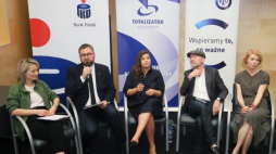 Dyrektor MPW Jan Ołdakowski (2L), wokalistka jazzowa Monika Borzym (3L), kierownik literacki projektu Agnieszka Glińska (2P), lider zespołu Voo Voo i gość projektu Wojciech Waglewski (3P), dziennikarka radiowej Trójki Agnieszka Szydłowska (L) oraz kompozytor Mariusz Obijalski (P) podczas konferencji nt. wydarzeń organizowanych przez Muzeum Powstania Warszawskiego z okazji 73. rocznicy wybuchu Powstania Warszawskiego. Fot. PAP/P. Supernak 
