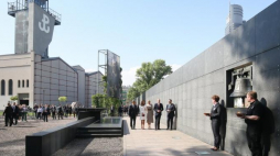 W centrum, od lewej: prezydent RP Andrzej Duda, księżna Catherine, Agata Kornhauser-Duda i książę William oraz dyrektor MPW Jan Ołdakowski przed zapaleniem zniczy przed dzwonem „Monter” w Muzeum Powstania Warszawskiego. Fot. PAP/P. Supernak 