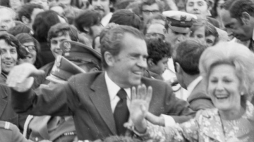 Prezydent USA Richard Nixon wraz z małżonką pozdrawiają witających ich warszawiaków. 31.05.1972. Fot. PAP/CAF/M. Langda 