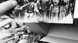 Ekshumacja szczątków obrońców Poczty Gdańskiej. 30.08.1991 r. Fot. PAP/CAF/S. Kraszewski 