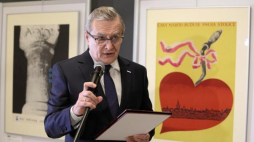 Wicepremier, minister kultury Piotr Gliński podczas otwarcia wystawy plakatu o odbudowie Warszawy i ochronie zabytków w ICE Kraków. Fot. PAP/S. Rozpędzik