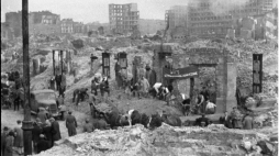 Odbudowa stolicy  - mieszkańcy wsi przy usuwaniu gruzu w Śródmieściu. Warszawa, 1948-10. Fot. PAP
