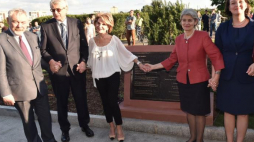 Dyrektor generalna UNESCO Irina Bokova (2P), artystka UNESCO na Rzecz Pokoju Hedva Ser (3L), wiceminister kultury Magdalena Gawin (P), prezydent Krakowa Jacek Majchrowski (L), przewodniczący Polskiego Komitetu ds. UNESCO i przewodniczący 41. sesji prof. Jacek Purchla (2L) podczas otwarcia Ogrodu Nadziei na bulwarze Kurlandzkim w Krakowie. Fot. PAP/J. Bednarczyk 