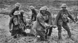 Brytyjscy żołnierze podczas bitwy pod Passchendaele. Fot. Imperial War Museums. Źródło: Wikimedia Commons