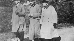 Józef Piłsudski, Kazimierz Sosnkowski i oficer armii niemieckiej Schlossmann w czasie spaceru na terenie twierdzy w Magdeburgu. Fot. NAC