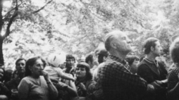 Czerwiec 1976: Demonstracja przed siedzibą KW PZPR w Płocku. Źródło: IPN