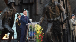 Prezydent Andrzej Duda podczas Apelu Pamięci przed pomnikiem Powstania Warszawskiego na pl. Krasińskich w Warszawie w przeddzień 73. rocznicy wybuchu powstania warszawskiego. Fot. PAP/R. Pietruszka 