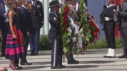 Prezydenci USA i Polski złożyli wieńce przed Pomnikiem Powstania Warszawskiego. Źródło: serwis wideo PAP