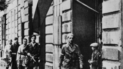 Pierwszy dzień powstania warszawskiego. Nz. patrol porucznika Stanisława Jankowskiego ps. Agaton. Fot. PAP/Reprodukcja