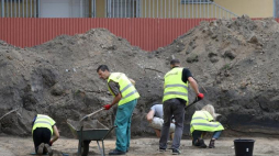 Prace archeologiczno-ekshumacyjne Biura Poszukiwań i Identyfikacji IPN na terenie dawnego więzienia przy ul. Rakowieckiej. Warszawa, 21.07.2017. Fot. PAP/Bartłomiej Zborowski 