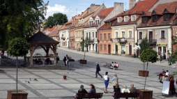 Turyści na Sandomierskim rynku. Fot. PAP/P. Polak