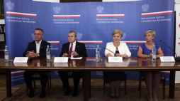Wicepremier, minister kultury i dziedzictwa narodowego Piotr Gliński (2L), sekretarz stanu w ministerstwie kultury Jarosław Sellin (L), członek zarządu Województwa Mazowieckiego Elżbieta Lanc (2P) i zastępca dyrektora Departamentu Kultury, Promocji i Turystyki Agnieszka Kuźmińska (P) podczas podpisania listu intencyjnego między MKiDN i Samorządem Województwa Mazowieckiego w siedzibie MKiDN w Warszawie. Warszawa, 21.07.2017.  Fot. PAP/T. Gzell