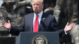 Prezydent USA Donald Trump podczas przemówienia przed Pomnikiem Powstania Warszawskiego na placu Krasińskich w Warszawie. Fot. PAP/P. Supernak