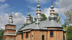 Zabytkowa drewniana cerkiew parafialna pw. św. Michała Archanioła w Turzańsku w 2013 r. wpisana na Listę Światowego Dziedzictwa UNESCO. Fot. PAP/W. Maluga 