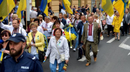 Przedstawiciele mniejszości ukraińskiej w asyście policji podczas procesji na panachydę (nabożeństwo żałobne) na Ukraińskim Cmentarzu Wojennym w Przemyślu. Fot. PAP/D. Delmanowicz