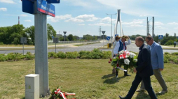 Złożenie kwiatów podczas uroczystego odsłonięcia tablicy z nazwą ronda im. Rodziny Ulmów w Rzeszowie. Fot. PAP/D. Delmanowicz 