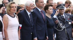 Obchody 73. rocznicy wybuchu powstania warszawskiego. Prezydent Andrzej Duda (C), prezydent Warszawy Hanna Gronkiewicz-Waltz (2P), Prezes Światowego Związku Żołnierzy AK Leszek Żukowski (2L), prezes Zarządu Głównego Związku Powstańców Warszawskich Zbigniew Ścibor-Rylski (P) i pełnomocnik prezesa Rady Ministrów do spraw dialogu międzynarodowego, senator Anna Maria Anders. Fot. PAP/R. Guz