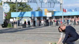 Księżna Catherine (2L) i książę William (L) składają kwiaty przed Pomnikiem Poległych Stoczniowców w Gdańsku. Fot. PAP/A. Warżawa 