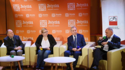 Przewodniczący Stałego Komitetu Rady Ministrów Henryk Kowalczyk (2P), dziennikarz Rafał Porzeziński (P), pisarka Izabela Żukowska (2L) i dziennikarz Krzysztof Renik (L) podczas konferencji prasowej nt. kampanii "Wielki powrót". Fot. PAP/M. Kmieciński 