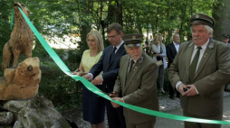 Dyrektor RDLP w Olsztynie Piotr Czyżyk (P), dyrektor generalny Lasów Państwowych Konrad Tomaszewski (2P), wojewoda warminsko-mazurski Artur Chojecki (3P) i wicemarszałek woj. warmińsko-mazurskiego Sylwia Jaskulska (L) podczas otwarcia pierwszego etapu Wielkiego Szlaku Leśnego pod nazwą Wilczy Szaniec. Fot. PAP/T. Waszczuk