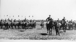 Oddział rozpoznawczy Komendanta Okręgu AK Wilno w Dziewieniszkach, w końcu czerwca 1944 r., na kilka dni przed wyruszeniem do walki o Wilno. Fot. Archiwum IPN