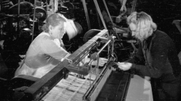 Zakłady Przemysłu Bawełnianego Uniontex w Łodzi, 1946 r. Nz. robotnice przy przędzarce. Fot. PAP/CAF