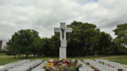 Pomnik poświęcony Ofiarom Zbrodni Wołyńskiej na Skwerze Wołyńskim w Warszawie. Fot. PAP/R. Pietruszka 