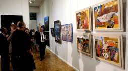 Na pierwszym planie z prawej prace węgierskiego artysty Tibora Urbana na 1. Międzynarodowej Wystawie Malarstwa Państw Grupy Wyszehradzkiej (V4) VISEGRAD4ART w Muzeum Narodowym Ziemi Przemyskiej w Przemyślu. Fot. PAP/D. Delmanowicz 