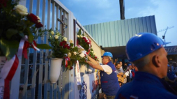 Uczestnicy obchodów 37. rocznicy Sierpnia '80 i powstania NSZZ "Solidarność" oraz 29. rocznicy gdańskich strajków z 1988 r., organizowanych przez NSZZ "Solidarność", przed Bramą nr 2 Stoczni Gdańskiej złożyli kwiaty i zapalili znicze. Fot. PAP/D. Kulaszewicz 