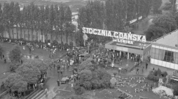 Strajk w Stoczni Gdańskiej im. Lenina - widok na II bramę. 22.08.1980. Fot. PAP/M. Billewicz 