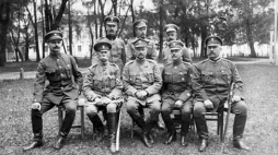 Sztab I Korpusu Polskiego z dowódcą gen. Józefem Dowbór-Muśnickim (siedzi w środku). 1918 r. Źródło: CAW